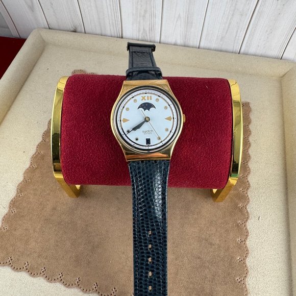 Rare Vintage Swatch Watch Moon Phase, Gold Plated Front Black Plastic Reverse - Picture 2 of 9